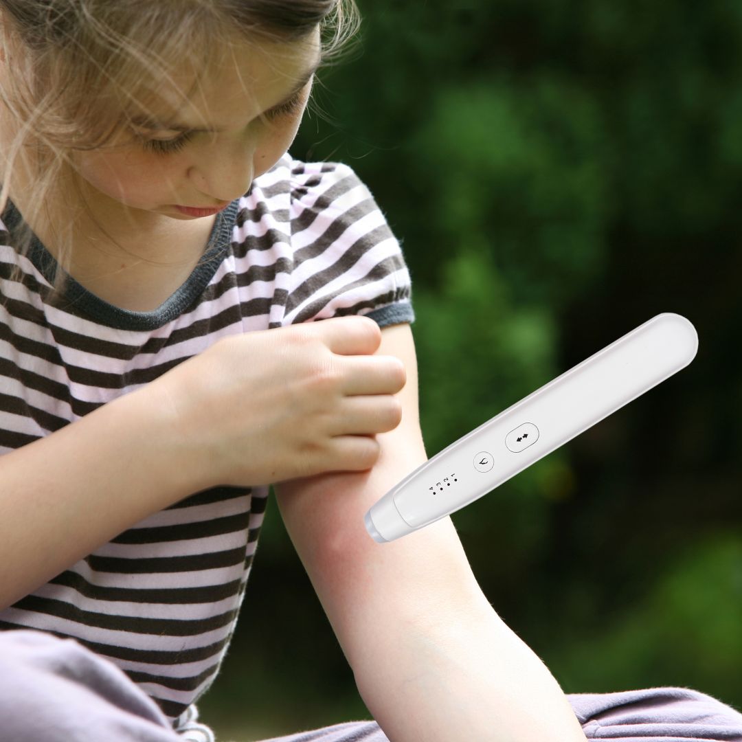 Kind gebruikt insectenpen met warmte tegen jeuk na muggenbeet