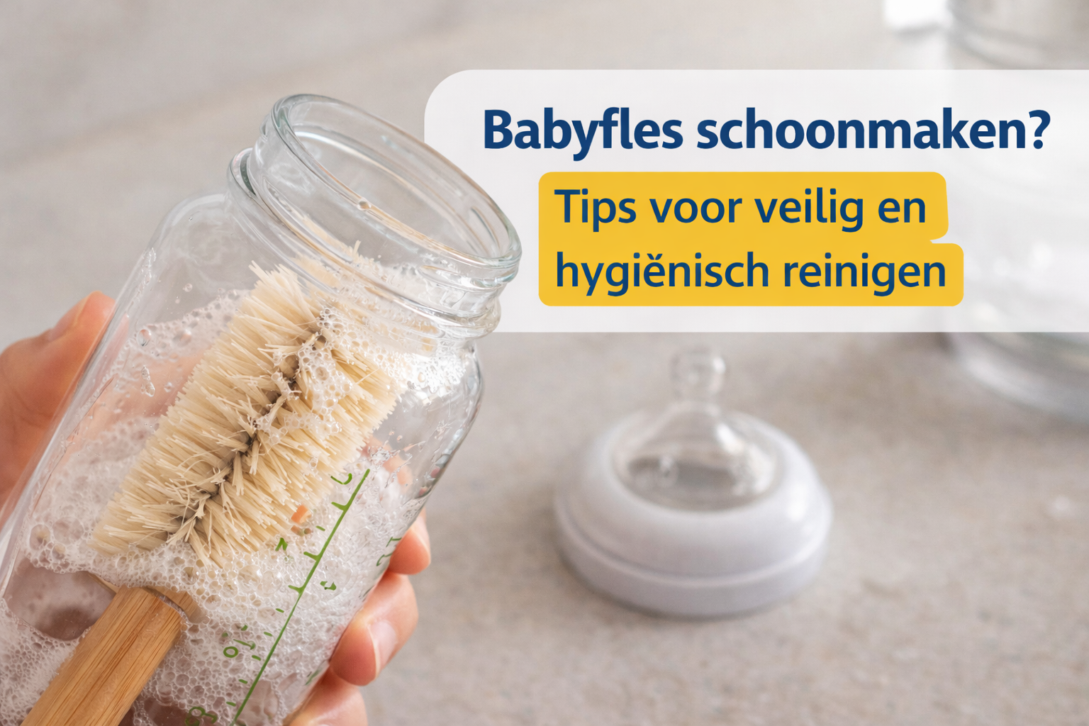 babyfles schoonmaken met flessenborstel hygiënisch reinigen binnenkant fles