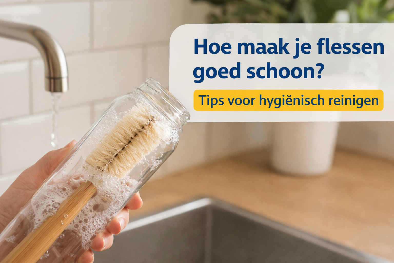 flessen schoonmaken met flessenborstel binnenkant reinigen